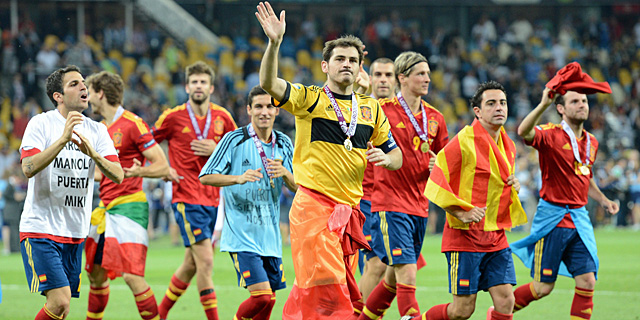 Iker Casillas y el resto de los internacionales saludan al público. | Efe