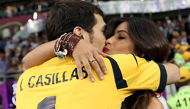 Casillas y Sara Carbonero se besan tras el triunfo. | Reuters