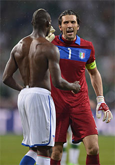 Balotelli y Buffon. (AFP)
