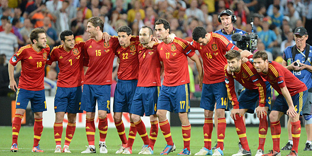 Los jugadores de la seleccin espaola, durante los penaltis ante Portugal. | Afp