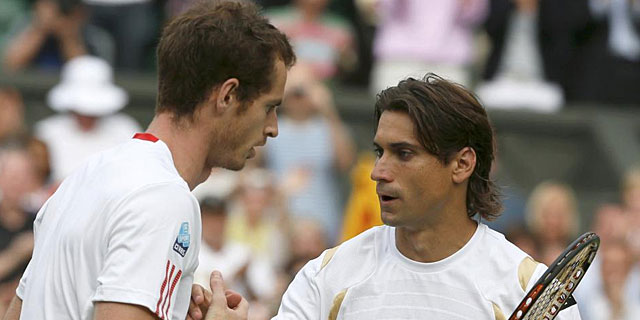Andy Murray y David Ferrer se saludan tras la finalizacin de su partido. | Reuters.