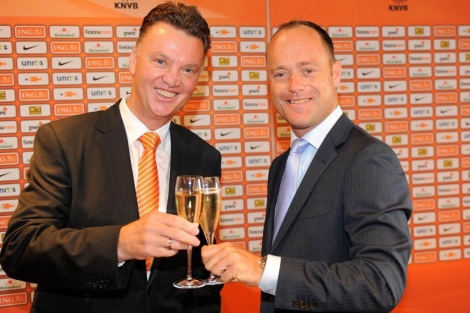 Louis Van Gaal brinda con Bert van Oostveen durante su presentacin. | Reuters