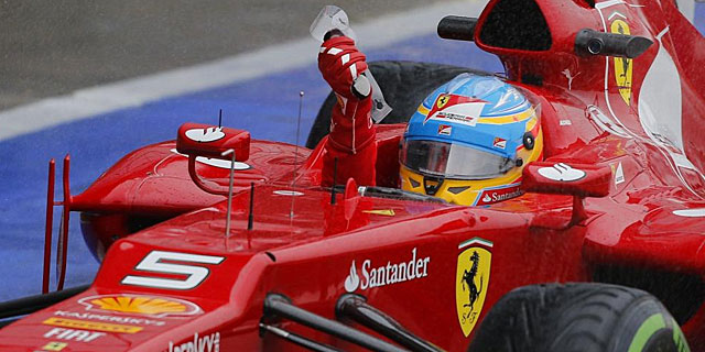 El piloto Fernando Alonso en su monoplaza IMundo