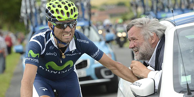 Alejandro Valverde es atendido por el mdico de carrera durante la etapa de ayer. | Efe