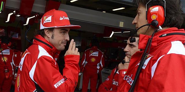 Fernando Alonso, en los 'boxes' de Silverstone. (EFE)