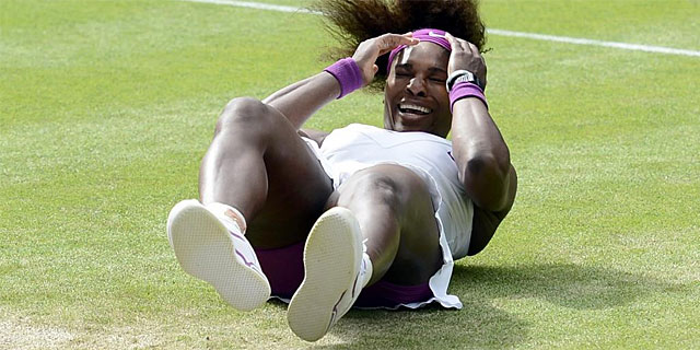 Serena Williams, sobre el csped de la central. (EFE)