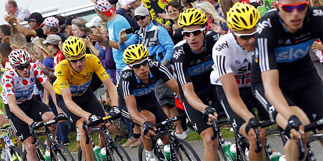 Wiggins, arropado por su equipo durante la sptima etapa del Tour. | Reuters