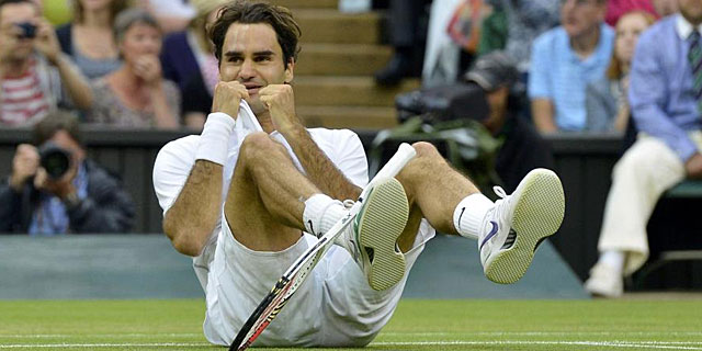 El tenista suizo, Roger Federer celebra su victoria en Wimbledon.I REUTERS
