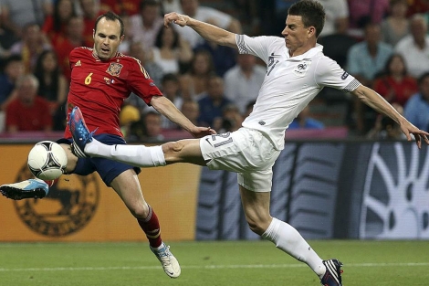Andrs Iniesta y Laurent Koscielny pugnan por un baln en la pasada Eurocopa. | Efe