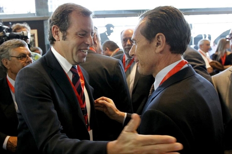 Sandro Rosell y Emilio Butragueo, antes de la asamblea. (EFE)