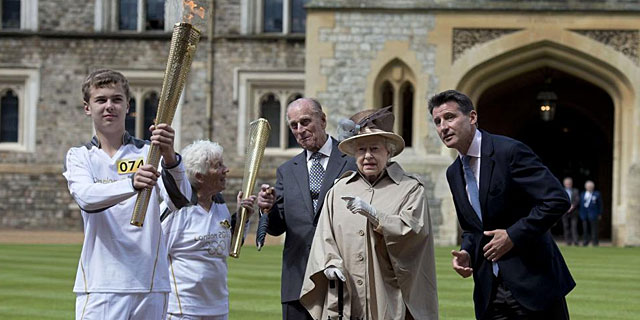 Isabel II recibe la antorcha olmpica en el palacio de Windsor.I EFE