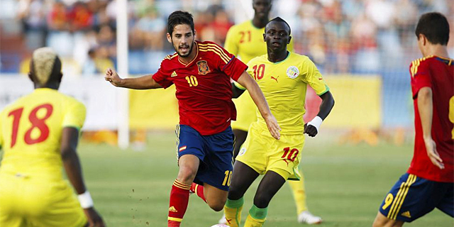 Isco trata de marcharse de un jugador de Senegal. | Foto: MARCA