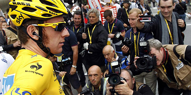 Wiggins, ante la prensa en una etapa del Tour de Francia. | Reuters