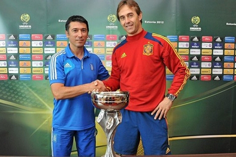 El seleccionador griego, Kostas Tsanas y Julen Lopetegui, posan con el trofeo | Uefa.com