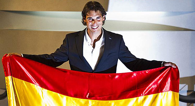 El tenista y abanderado olmpico, Rafael Nadal, posa con la bandera de Espaa.I Gonzalo Arroyo