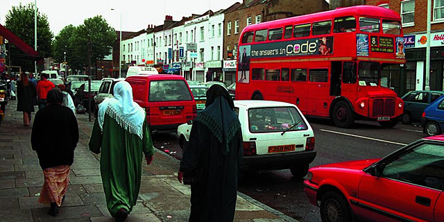 El barrio de Bricklane, por el que caminan tres musulmanas | ElMUNDO