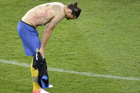 Zlatan Ibrahimovic recupera la respiracin al terminar un partido durante la Euro 2012 IAFP