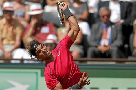 El tenista Rafael Nadal golpea la pelota durante un partido.I EFE