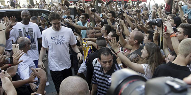 Kobe Bryant y Pau Gasol, en un acto publicitario en Barcelona. | Foto: MARCA