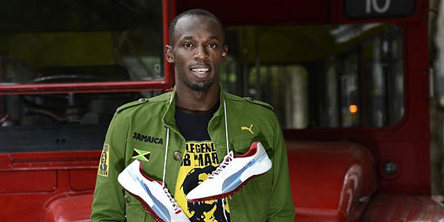 El sprinter Usain Bolt posa con la equipacin jamaicana en las calles de Londres.I EFE