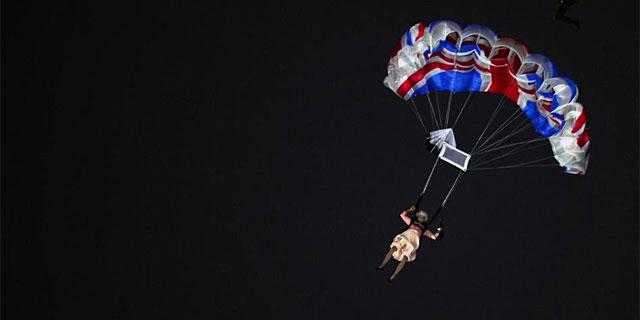 Imagen del aterrizaje del doble de la Reina desde el helicptero. (AFP)