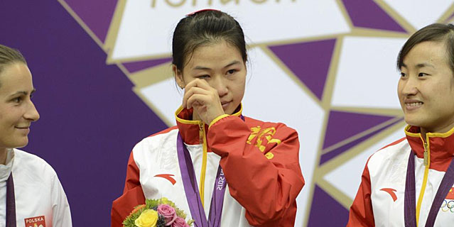 La china Yi Siling llora en el podio. | Afp