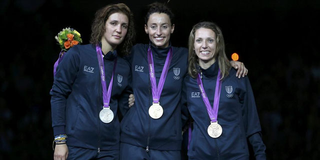 Las medallistas italianas Elisa di Francisca, Arianna Errigo y Valentina Vezzali en el podio de Londres|REUTERS