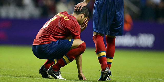 lvaro Domnguez llora tras la eliminacin de Espaa. (AFP)