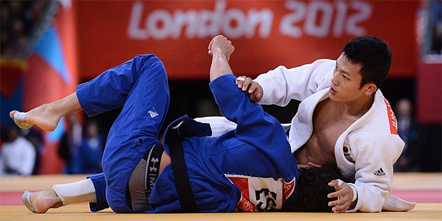 Sugoi Uriarte (azul), durante el combate por el bronce con el coreano Cho Jun-Ho. | Afp
