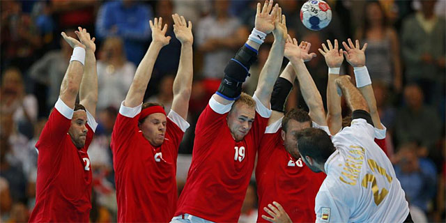 Joan Canellas lanza ante los jugadores daneses. (AFP)
