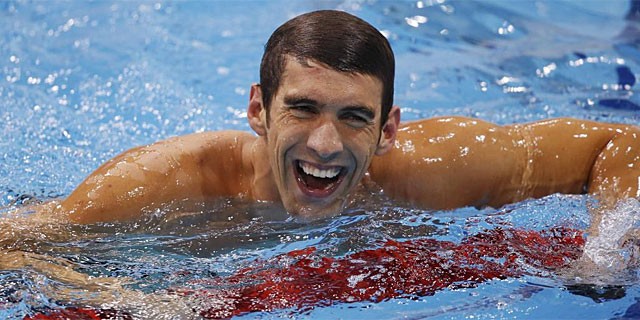 Phelps, eufrico, tras su ltimo oro en el relevo. (Foto: Afp)