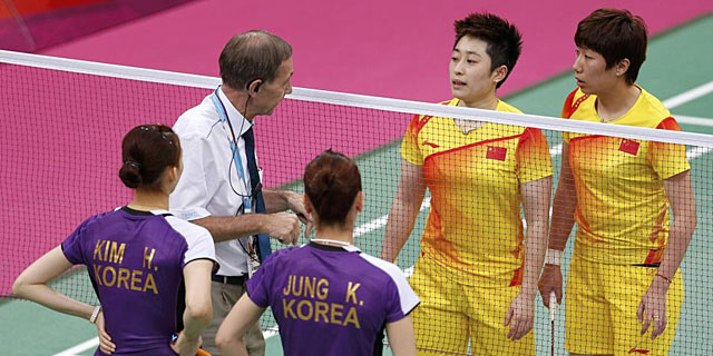 Imagen de las jugadoras hablando con el rbitro.I EFE
