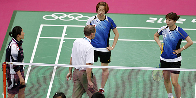 El árbitro amonesta a las jugadoras indonesias y surcoreanas. | Reuters