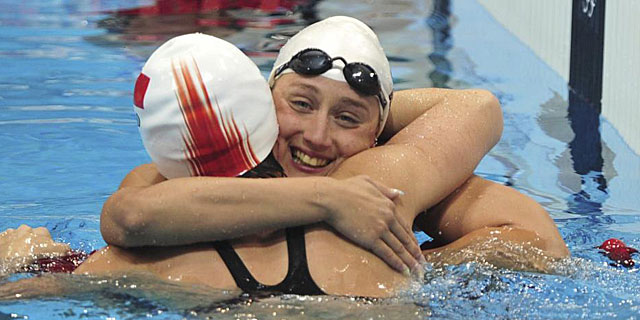 Mireia, abrazada por la china Liuyang Jiao, que le recort dos segundos en la ltima piscina. (REUTERS)