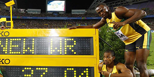 Blake y Bolt celebran su victoria en los 4x100 durante el campeonato mundal de atletismo |Reuters