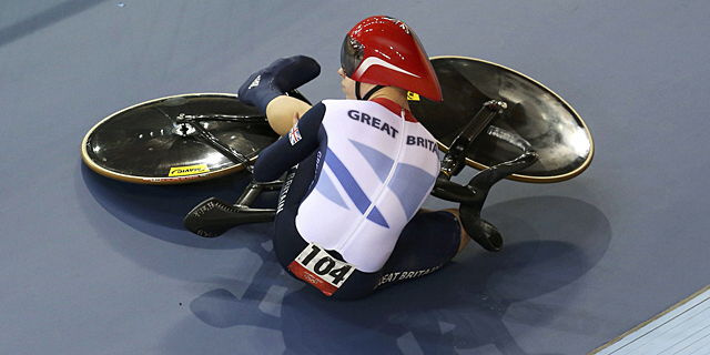 El britnico Philip Hindes, tras caerse. | Reuters