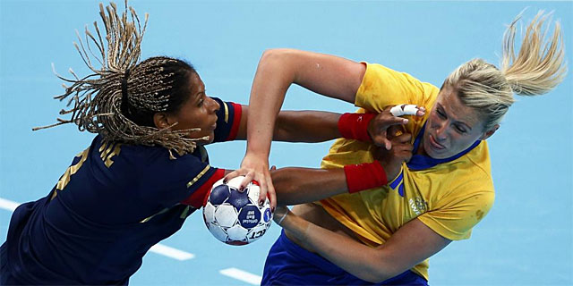 Marta Mangu se aplica en defensa en el encuentro ante Suecia. | Reuters
