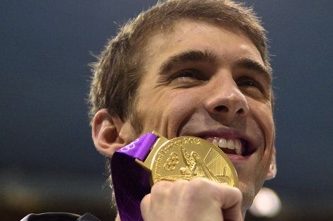 Michael Phelps con una de sus medallas.| Afp