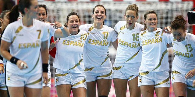 La seleccin femenina de balonmano celebra el triunfo logrando ante Noruega. | Reuters