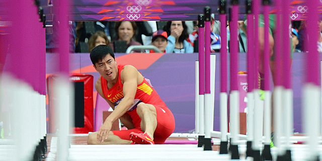 Liu Xiang, tras caer en la prueba de 100 vallas. | Afp
