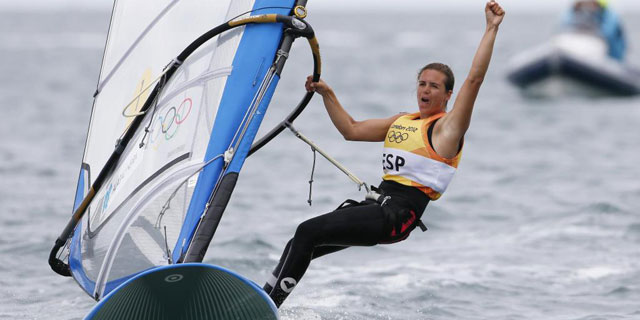 Marina Alabau celebra su victoria sobre la tabla.| Reuters