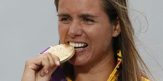 Marina Alabau muerde la medalla que gano en RS:X | Reuters