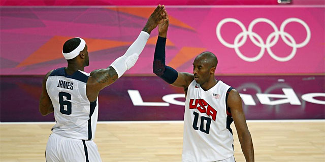 Kobe Bryant y LeBron James celebran una canasta ante Australia. | Reuters