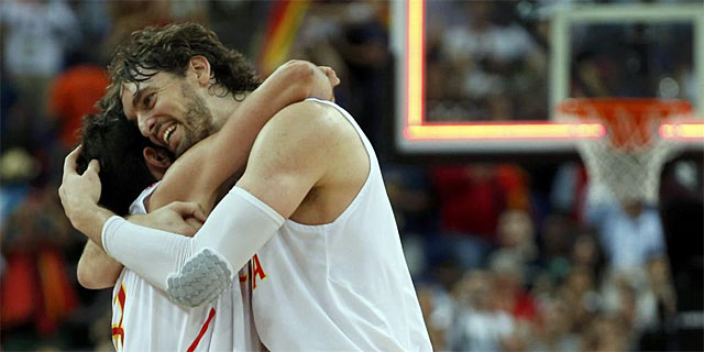 Pau Gasol se abraza con Jos Manuel Caldern tras vencer a Rusia. | Reuters