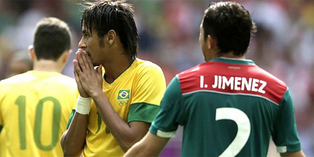 Neymar, ante el mexicano Jimnez. (AFP)