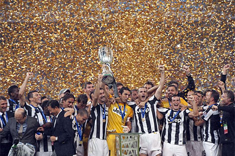 La plantilla de la Juve eleva la Supercopa, primer ttulo de la temporada en Italia. (AFP)