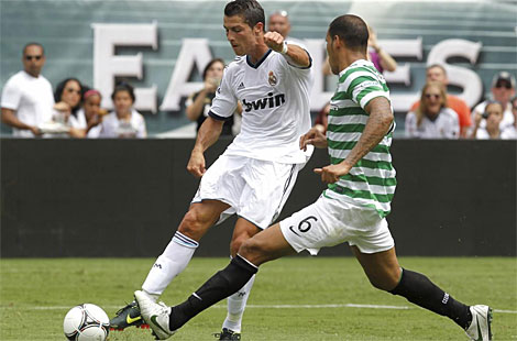 Cristiano Ronaldo trata de marcharse de un rival. (EFE)