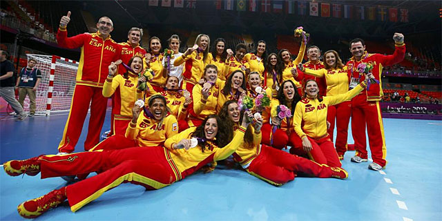 La seleccin espaola de balonmano, con su medalla de bronce. | Reuters