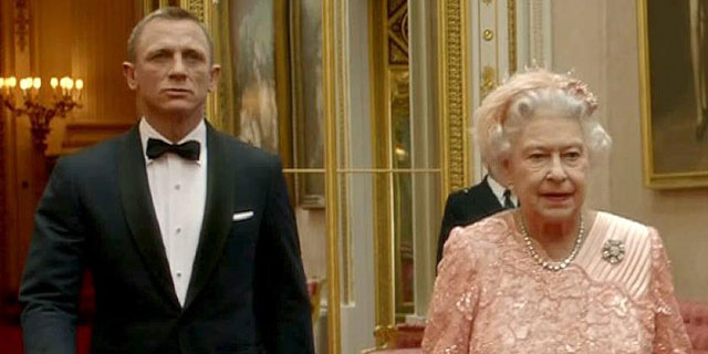 La Reina Isabel II, seguida por James Bond (Daniel Craig) durante la ceremonia inaugural.| Afp