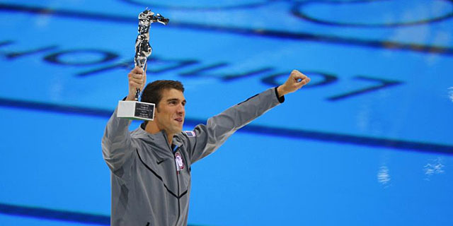 Michael Phelps con el trofeo de mejor deportista de la historia de los Juegos. | Reuters